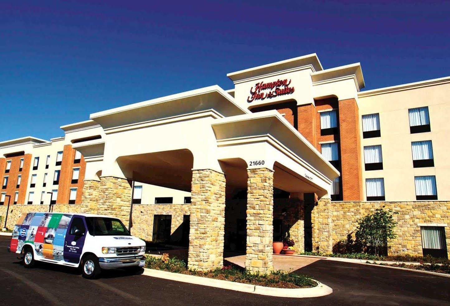 Hampton Inn & Suites Chicago Deer Park Exterior photo